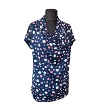 Bluzka z lejącym dekoltem typu woda - różowe oraz białe groszki